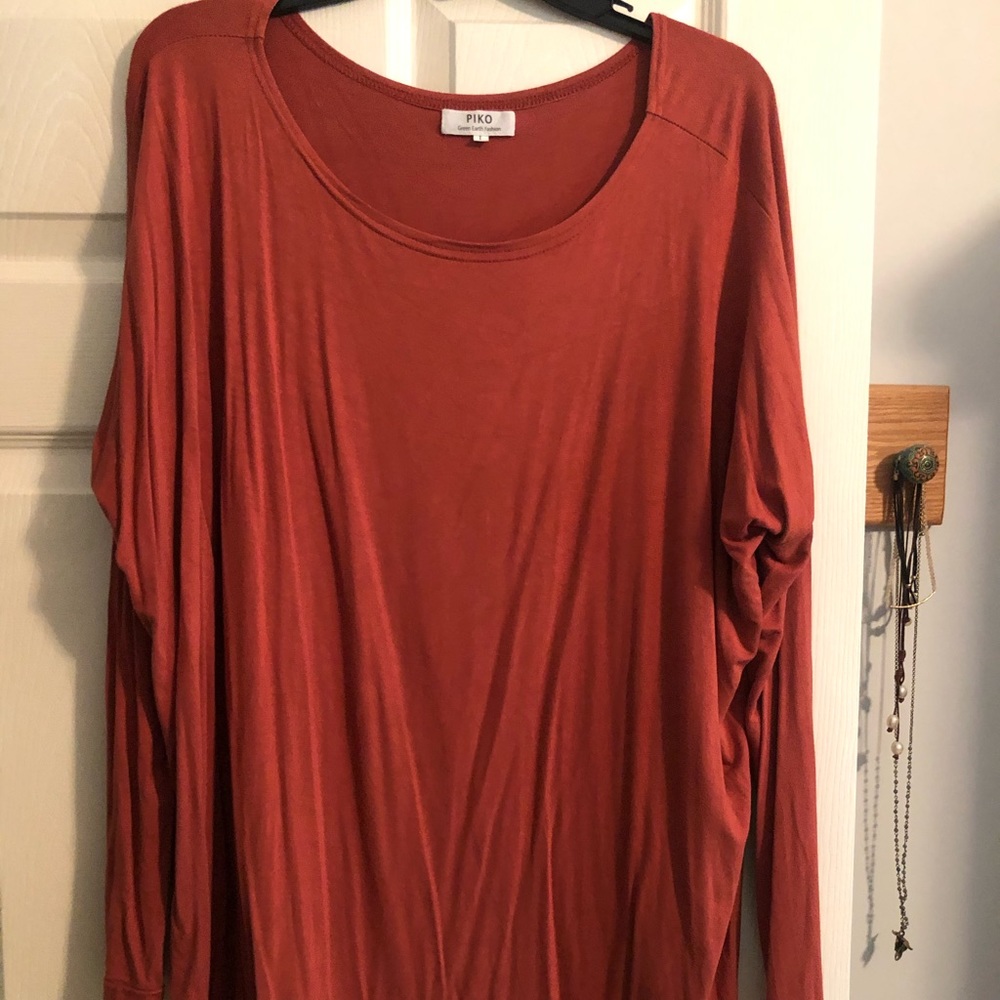 Rust colored long sleeve Piko top